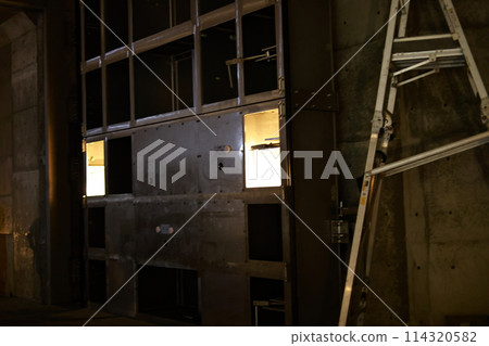 Waterproof door, shelter, evacuation shelter 114320582