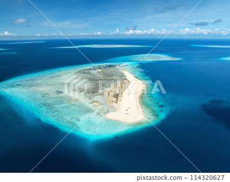 Aerial view of island, sandbank in blue sea, white sand, boats 114320627