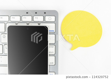 Smartphone, keyboard and sticky note with speech bubble. Image of SNS 114320752
