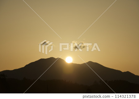 晨光將天空染成金色,太陽從茅嶽山麓升起。 晨光將天空染成金色,太陽從茅嶽山麓升起。 114321378
