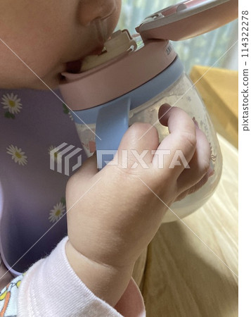 孩子練習用吸管喝水 114322278