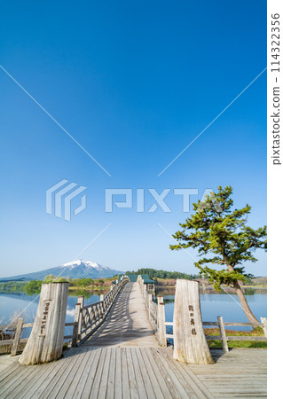 "Aomori Prefecture" Clear blue sky and Tsuru-no-mai Bridge, Japan's largest wooden triple drum bridge 114322356