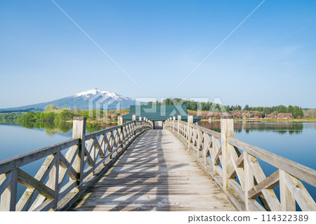 "Aomori Prefecture" Clear blue sky and Tsuru-no-mai Bridge, Japan's largest wooden triple drum bridge 114322389