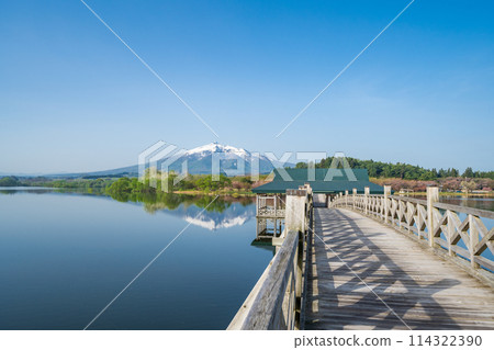 "Aomori Prefecture" Clear blue sky and Tsuru-no-mai Bridge, Japan's largest wooden triple drum bridge "Aomori Prefecture" Clear blue sky and Tsuru-no-mai Bridge, Japan's largest wooden triple drum bridge 114322390