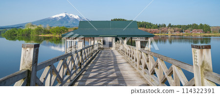 "Aomori Prefecture" Clear blue sky and Tsuru-no-mai Bridge, Japan's largest wooden triple drum bridge "Aomori Prefecture" Clear blue sky and Tsuru-no-mai Bridge, Japan's largest wooden triple drum bridge 114322391