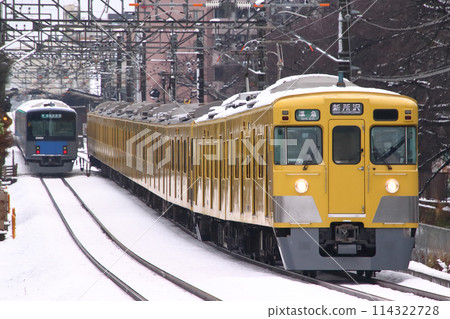 [SS] Seibu Shinjuku Line old 2000 series (semi-express - 10-car train) in winter 114322728