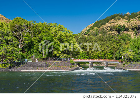 京都府宇治市宇治公園遠島的新鮮綠山脈 京都府宇治市宇治公園遠島的新鮮綠山脈 114323372