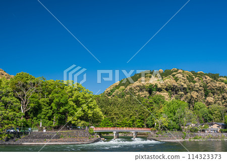 京都府宇治市宇治公園遠島的新鮮綠山脈 京都府宇治市宇治公園遠島的新鮮綠山脈 114323373
