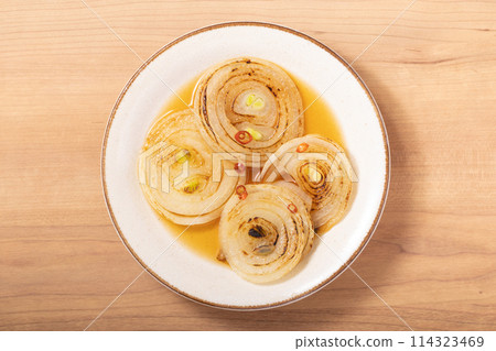 Braised onions 114323469