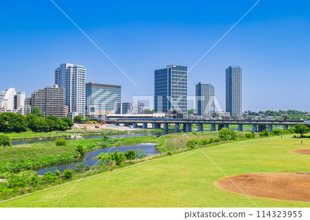 Tokyo: Spring scenery of high-rise buildings and the Tama River in Futako Tamagawa Tokyo: Spring scenery of high-rise buildings and the Tama River in Futako Tamagawa 114323955