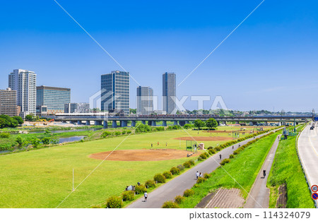 東京二子玉川摩天大樓和多摩川河床(川崎市一側) 東京二子玉川摩天大樓和多摩川河床(川崎市一側) 114324079