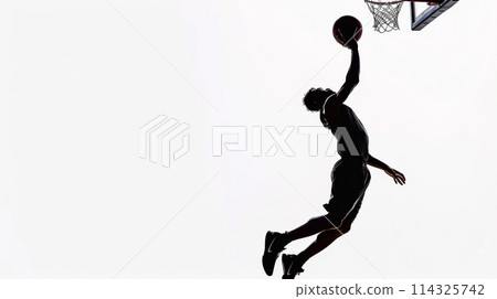 擊球的籃球運動員的剪影 114325742