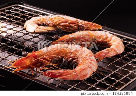 [Indonesia] Wild head-on shrimp grilled with salt 114325994