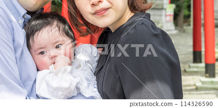 [Parents, baby visiting shrine, and red torii gate] 114326590