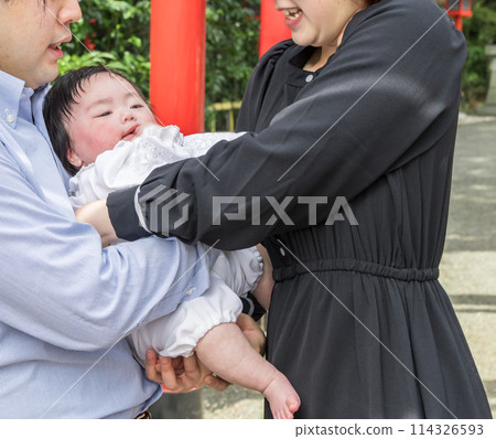 [Parents, baby visiting shrine, and red torii gate] 114326593