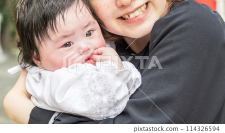[A baby being held by its mother at a shrine visit and a red torii gate] 114326594