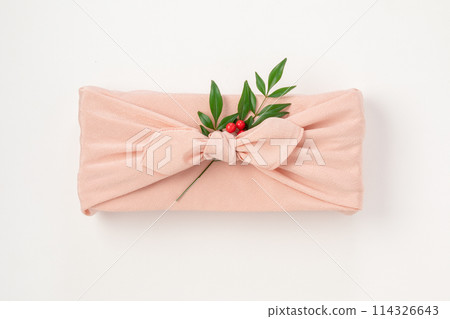 A gift wrapped in a wrapping cloth 114326643