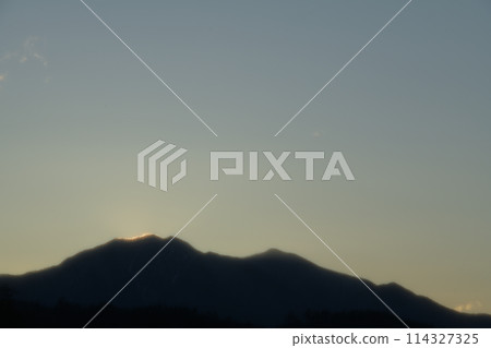 日出前夕的千賀岳。山上的樹，雲彩閃閃發光 114327325