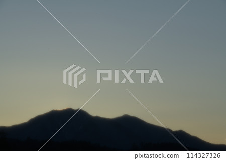 日出前夕的千賀岳。山上的樹，雲彩閃閃發光 114327326