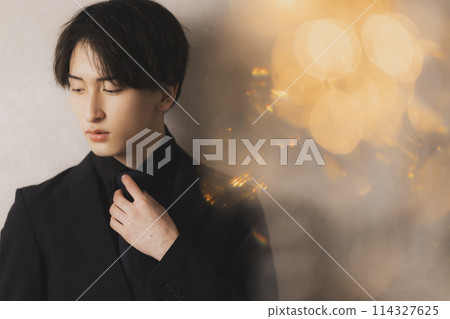 穿黑西裝的男人 114327625