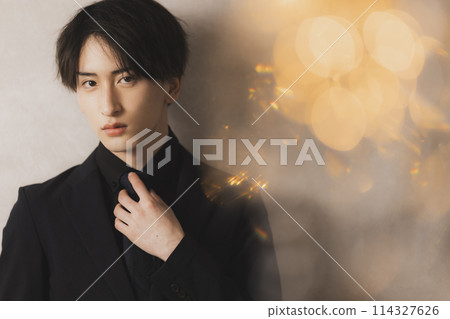 穿黑西裝的男人 114327626
