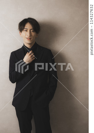 穿黑西裝的男人 114327632