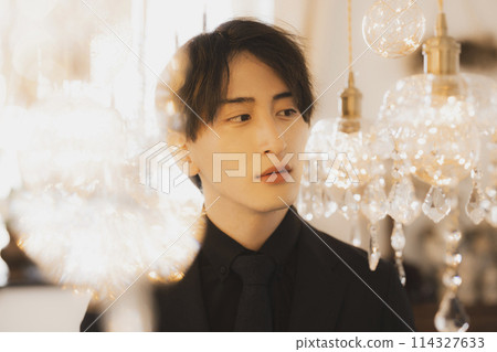 穿黑西裝的男人 114327633