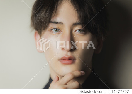 戴彩色隱形眼鏡的男性 戴彩色隱形眼鏡的男性 114327707