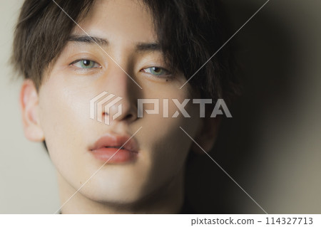 戴彩色隱形眼鏡的男性 114327713