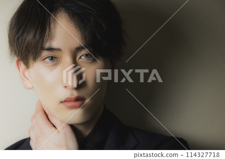 戴彩色隱形眼鏡的男性 114327718