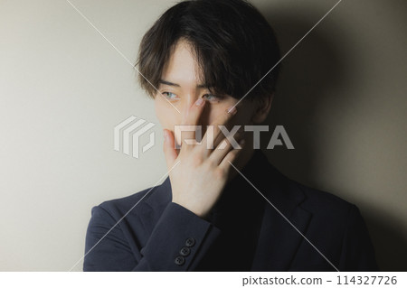 戴彩色隱形眼鏡的男性 114327726