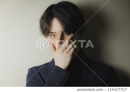 戴彩色隱形眼鏡的男性 114327727