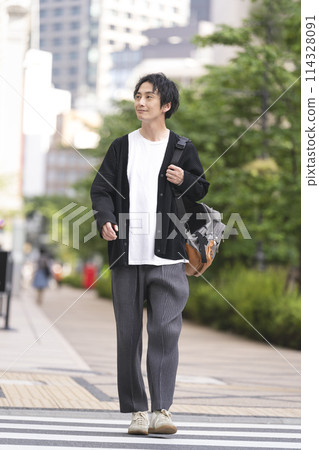 一名30多歲的男子在城裡散步 114328091