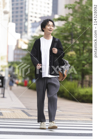 一名30多歲的男子在城裡散步 一名30多歲的男子在城裡散步 114328092