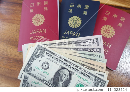 日本護照和美元 日本護照和美元 日本護照和美元 日本護照和美元 114328224