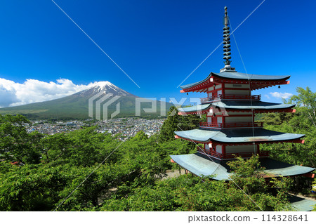 山梨縣富士吉田市鮮綠色的新倉山五層寶塔和富士山 山梨縣富士吉田市鮮綠色的新倉山五層寶塔和富士山 114328641