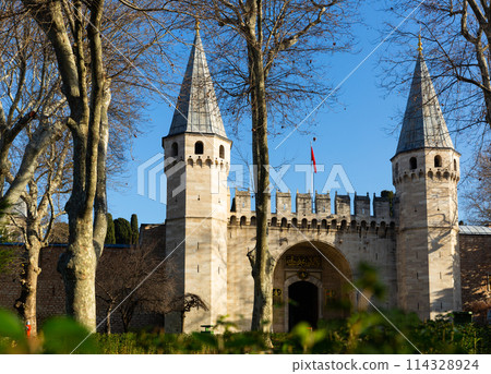 Medieval gate of Topkapi palace at winter Medieval gate of Topkapi palace at winter 114328924