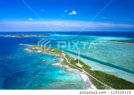 [Okinawa, Miyakojima] Drone shot of Nishihennazaki, Ikema Island, Ikema Bridge and the beautiful blue sea of Miyakojima ④ 114329129