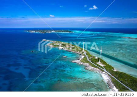 [Okinawa, Miyakojima] Drone shot of Nishihennazaki, Ikema Island, Ikema Bridge and the beautiful blue sea of Miyakojima ⑤ 114329130