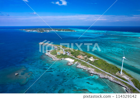[Okinawa, Miyakojima] Drone shot of Nishi-Hennazaki, Ikema Island, Ikema Bridge and the beautiful blue sea of Miyakojima⑬ 114329142