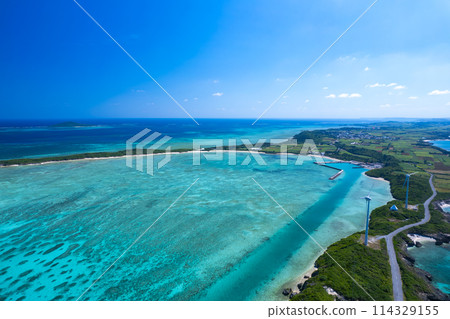 [Okinawa, Miyakojima] Drone shot of the beautiful blue sea of Miyakojima around Nishihennazaki and Kudakajima③ 114329155