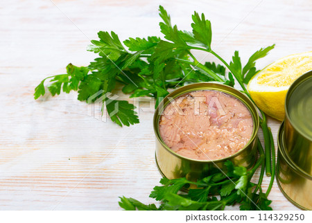 Tuna in oil with herbs and lemon Tuna in oil with herbs and lemon 114329250
