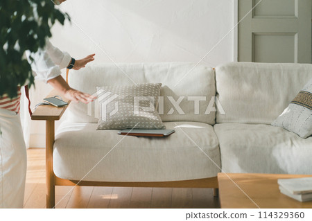 智慧型手機和平板電腦留在沙發上 智慧型手機和平板電腦留在沙發上 114329360