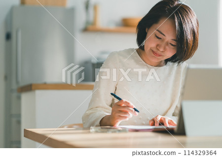 女生 女孩 女性 114329364