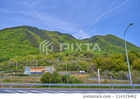春天的廣島縣尾道市島波海道上從瀨戶田 PA 下游到 PA 上游的景色 114329462