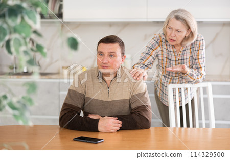 Family quarrel of mother and son 114329500