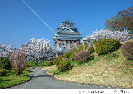 春天上山城堡 114329532