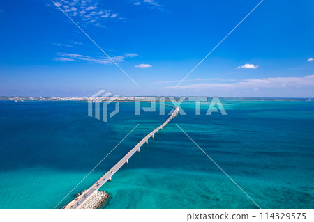 [Okinawa, Miyakojima] Drone shot of Irabu Bridge and Miyakojima city ⑦ 114329575