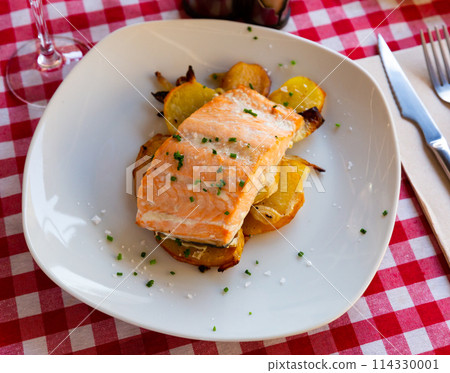 Deliciously steak of baked salmon with onion and potatoes Deliciously steak of baked salmon with onion and potatoes 114330001