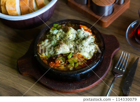 Beef stewed with sweet peppers, tomatoes and onions Beef stewed with sweet peppers, tomatoes and onions 114330079